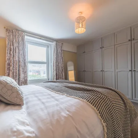Holiday home Pass The Keys Cosy Nestled In The Center Of