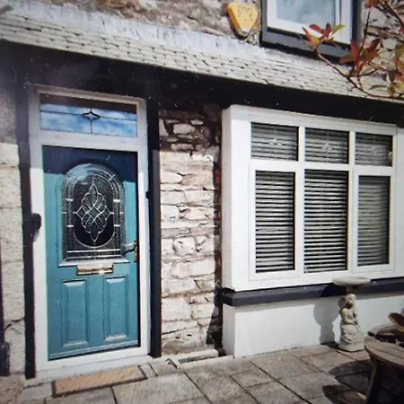 Holiday home Pass The Keys Cosy Nestled In The Center Of